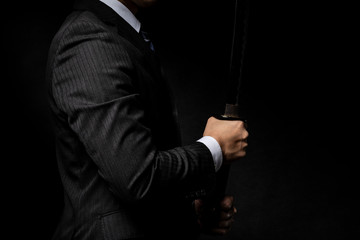 日本刀を手に持ったビジネスマン