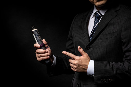 巻物を手に持ったビジネスマン