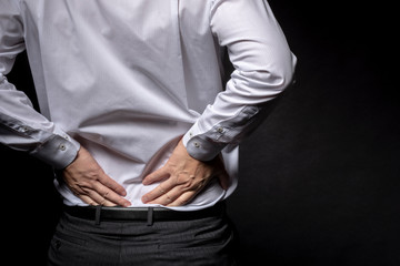 腰を押さえる男性