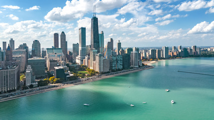 Fototapeta premium Chicago skyline widok z lotu ptaka drone z góry, jezioro Michigan i miasto Chicago wieżowce w centrum miasta Pejzaż miejski, Illinois, USA