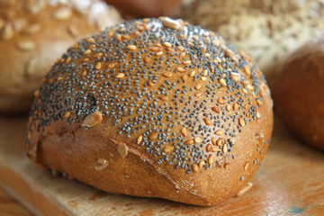 Knuspriges Mohnbrötchen 