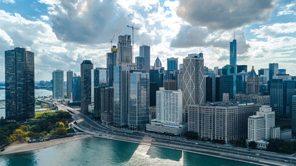 Fototapeta premium Chicago skyline widok z lotu ptaka drone z góry, jezioro Michigan i miasto Chicago wieżowce w centrum miasta Pejzaż miejski, Illinois, USA