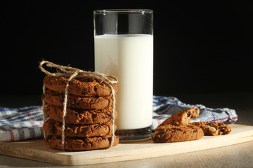 A glass with milk and chocolate cookies	
