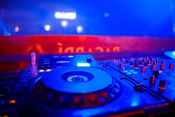 Obraz na płótnie Canvas Dj mixes the track in the nightclub at party
