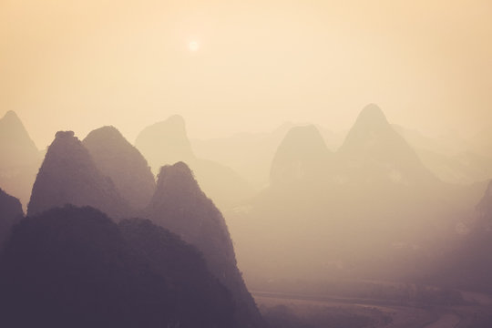 montagne et karst dans le brouillard de la vall&eacute;e
