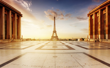 Trocadéro au lever de soleil avec la tour eiffel - obrazy, fototapety, plakaty