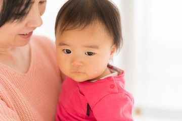 母親に抱かれた子供