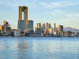 Fototapeta premium Rascacielos al atardecer en la playa de Poniente de Benidorm. 