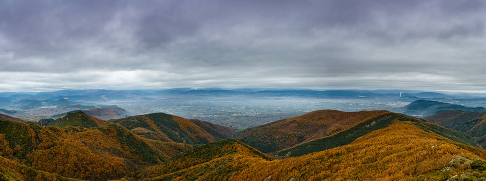 Panorámica de los montes de la comarca de El Bierzo y la ciudad de Ponferrada.