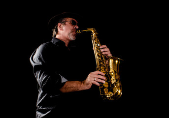 Obraz na płótnie Canvas mann spielt saxophon, rock, jazz und blues