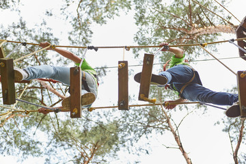 Team balanciert auf einer Brücke mit hoher Schwierigkeit