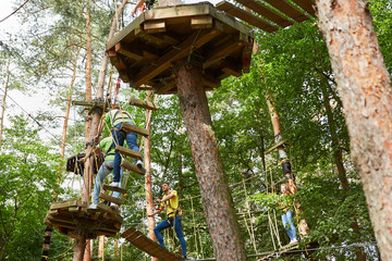 Junge Leute lernen klettern im Hochseilgarten