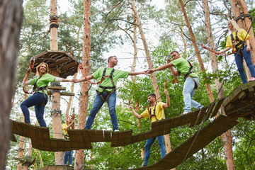 Gruppe macht Teamwork im Hochseilgarten