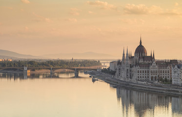 Obraz premium Budapeszt gród z budynku Parlamentu i Dunaju