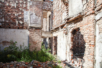 Fototapeta na wymiar abandoned brick house from the inside