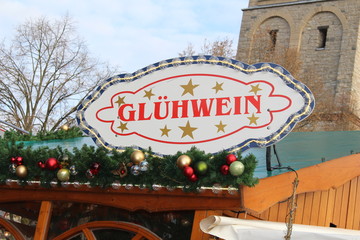 Weihnachtsmarkt mit deutschem Glühwein
