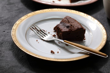 チョコケーキとパンの朝食