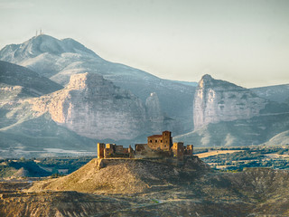 Castillo frente al Salto de Roldan