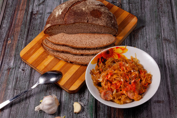 простая русская еда, тушеная капуста с ржаным хлебом, simple Russian food, cabbage stew with rye bread
