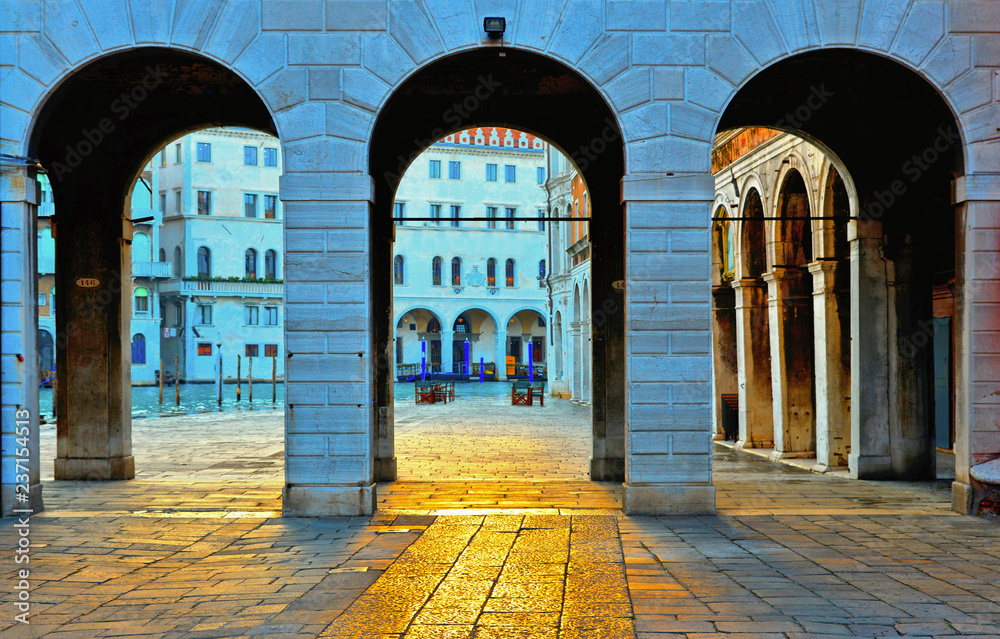 Wall mural view on venice rialto bridge zone with canal grande and fondaco dei tedeschi facade through three an