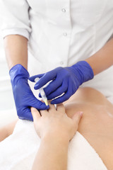 Mezoterapia dłoni.  Kosmetyczka wstrzykuje koktajl witaminowy pod skórę dłoni kobiety. Odmładzający zabieg kosmetyczny. - obrazy, fototapety, plakaty