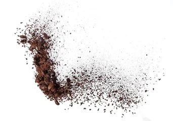Zelfklevend Fotobehang Koffiepoeder en koffiebonen spatten of explosie vliegen in de lucht © showcake