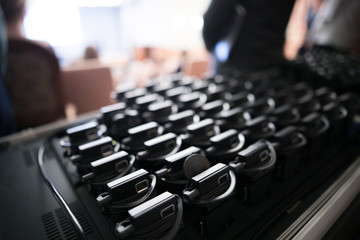 Headphones for simultaneous translation, Headphones for translators