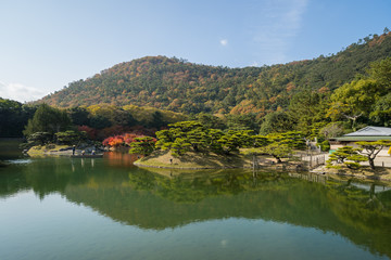 Fototapeta na wymiar 紅葉　栗林公園(香川県高松市)南湖、和船　2018年11月撮影