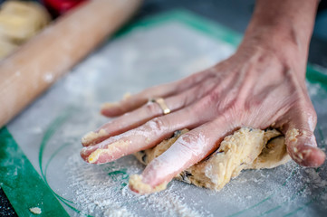Signora impasta biscotti di natale fatti in casa