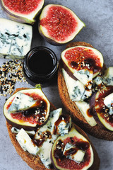 Healthy toasts with figs and blue cheese