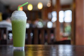 Green tea in ice cubes The background is out of focus.