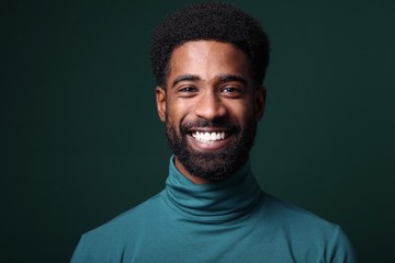 Fototapeta premium Beautiful black man in front of a colored background