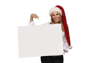 Frau mit Weihnachtsmütze zeigt lachend auf eine leere Leinwand in ihren Händen