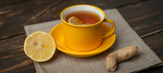Obraz na płótnie Canvas lemon ginger tea on wooden table