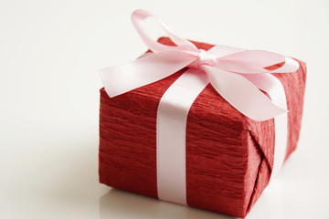 赤いラッピングのプレゼント