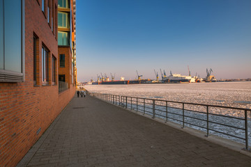 Winterspaziergang entlang der Kaimauer im Hafen