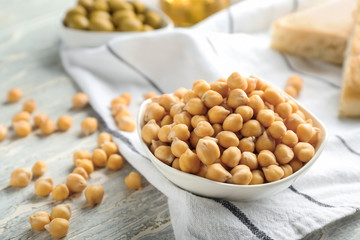 Fresh chickpeas in bowl on table