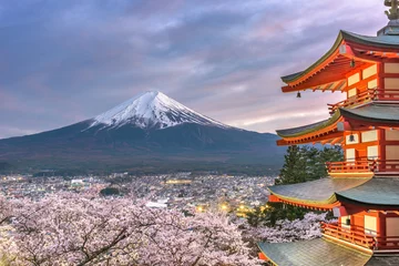 Papier Peint photo autocollant Mont Fuji Fujiyoshida, Japon vue sur le mont Fuji et la pagode