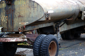 Fototapeta na wymiar Armeetank / Ein stillgelegter und verrosteter Armeetank für chemische Flüssigkeiten der amerikanischen Streikräfte.