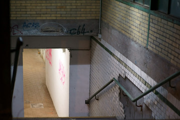 Eingang Schienenunterf&uuml;hrung nachts / Die dunklen Treppenstufen eines Bahnhofstunnels in der Nacht..