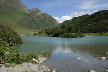 Fototapeta na wymiar Landschaft am Zeinissee bei Galtür zwischen der Silvretta- und Ferwallgruppe an der Grenze zwischen Tirol und Vorarlberg, Österreich