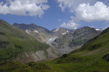 Fototapeta premium Kaunertaler Gletscher in den Zentralalpen zwischen der Schweiz, Italien und Österreich von der Kaunertaler Gletscherstaße in Österreich aus gesehen