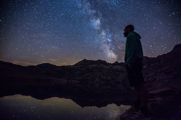 Fototapeta premium Milky way in Ibon de Estanés, Pyrenees, Spain