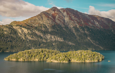 Lago coraz&oacute;n y monta&ntilde;a de fondo en Bariloche, la Patagonia en Argentina
