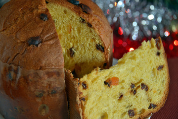 panettone tagliato, una fetta pronta da mangiare