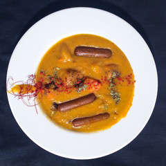 Teller Kartoffelsuppe mit Würstchen