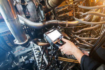 Inspection of a gas turbine engine using a Video Endoscope. Search for defects inside the turbine...