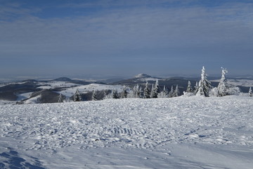 Fototapeta premium Die Wasserkuppe in der Rhön im Winter, Biosphärenreservat Rhön, Hessen, Deutschland
