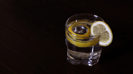 Напиток в стеклянном стакане с лимоном