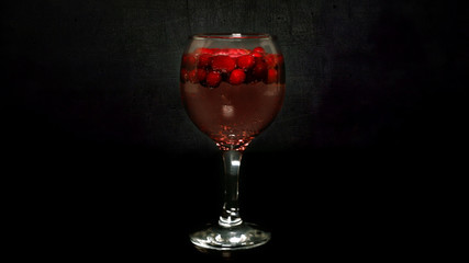 Напиток в стеклянном фужере с ягодами